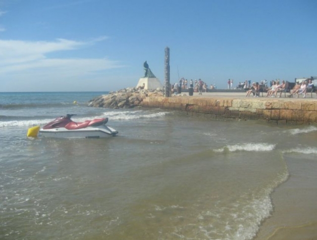 Moto de agua esperando.jpg